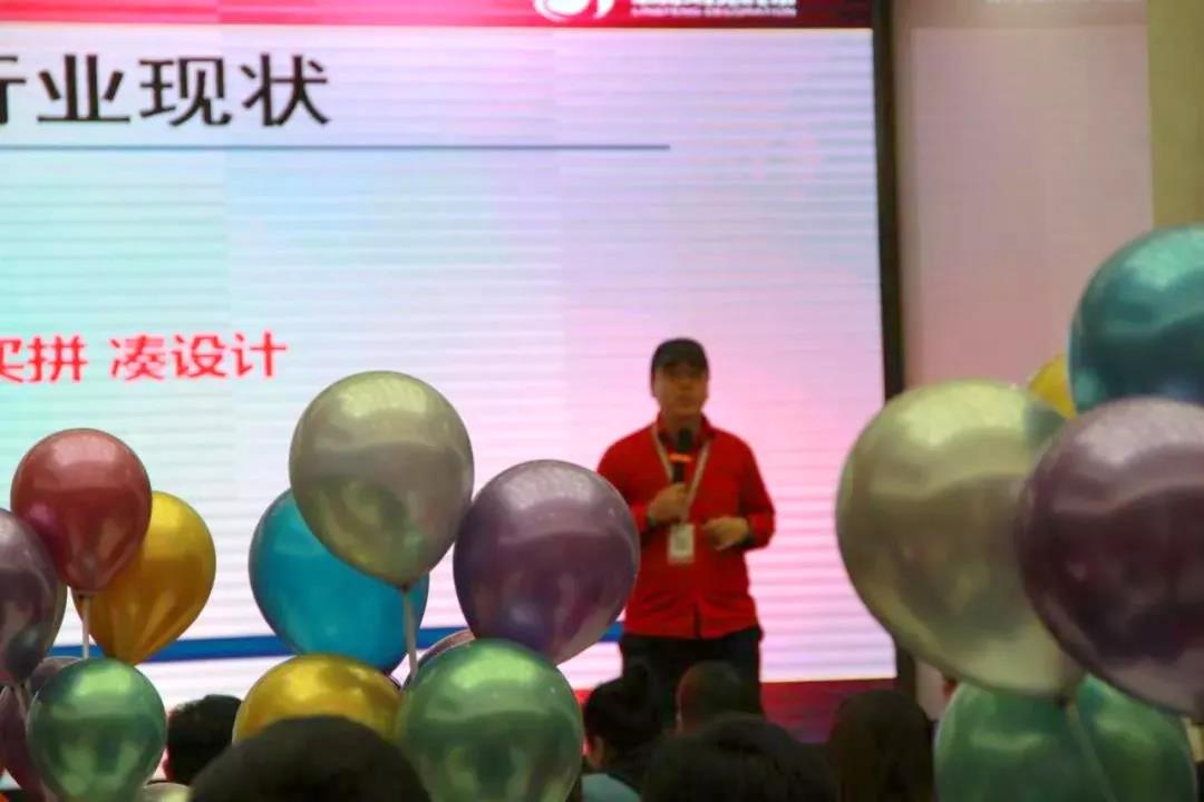 贺博文老师为业主讲解林凤工艺 贺博文老师为业主讲解林凤工艺