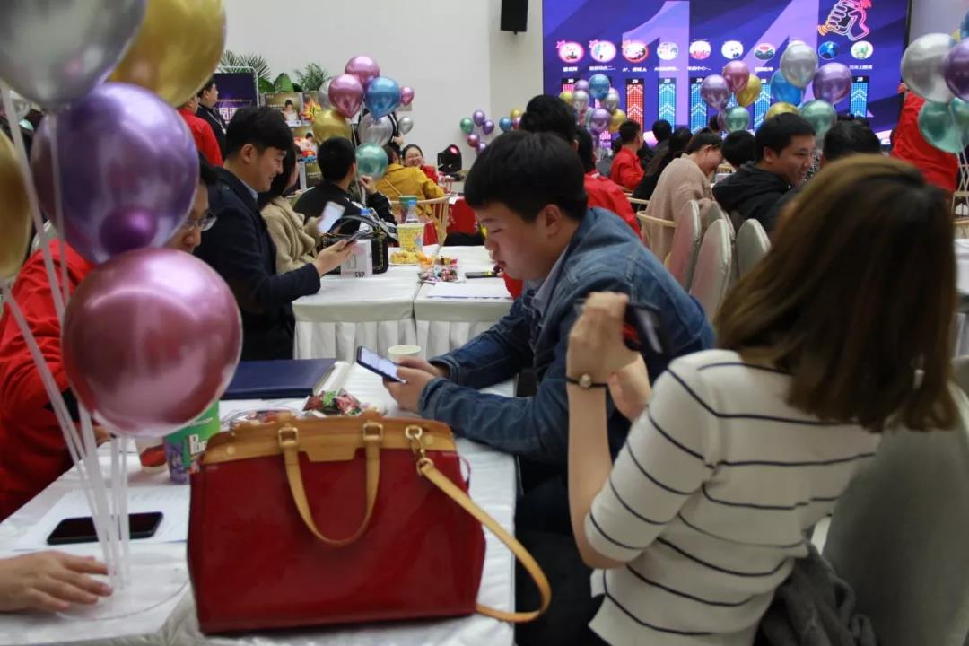 各位业主参加摇一摇活动 各位业主参加摇一摇活动