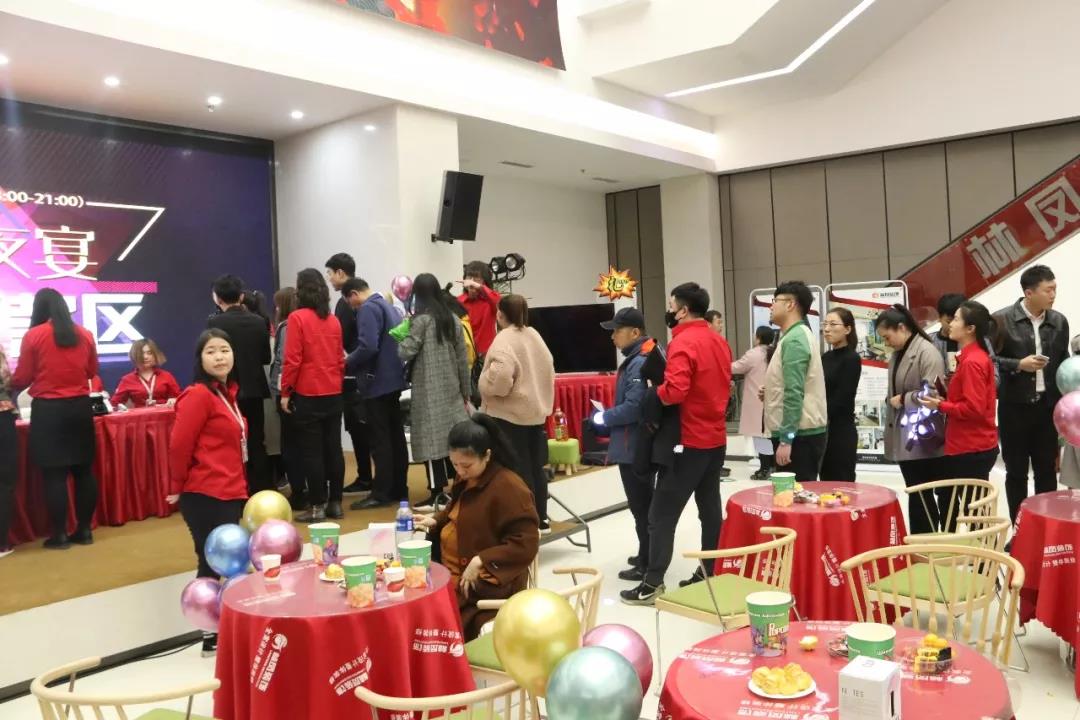 各位业主排队交定 各位业主排队交定