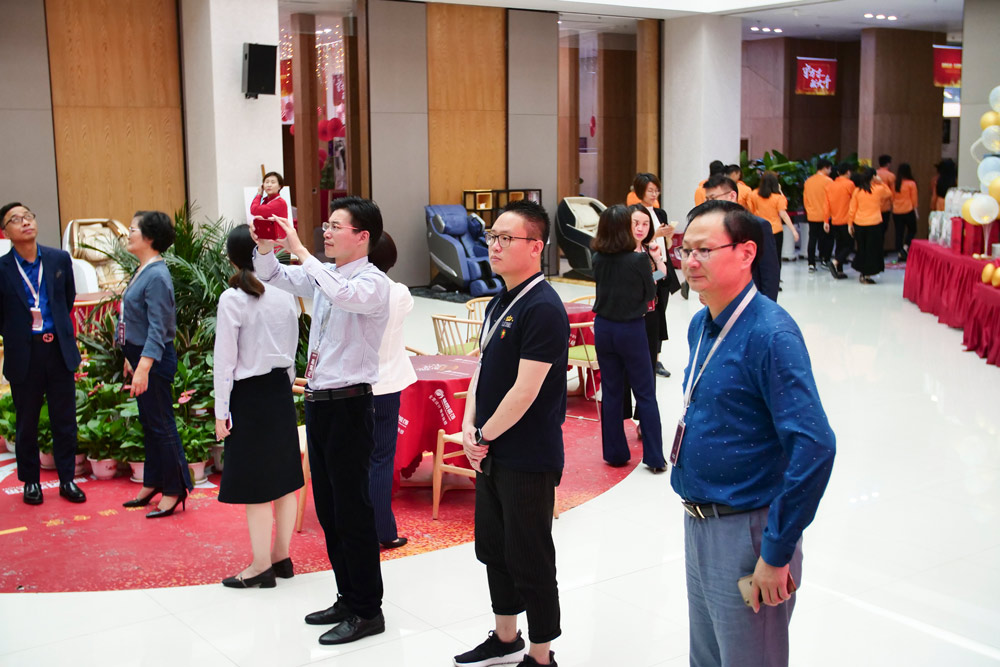 代表团参观林凤