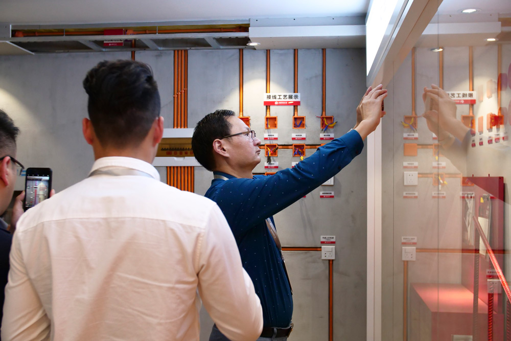 访问团参观林凤徽派精工馆