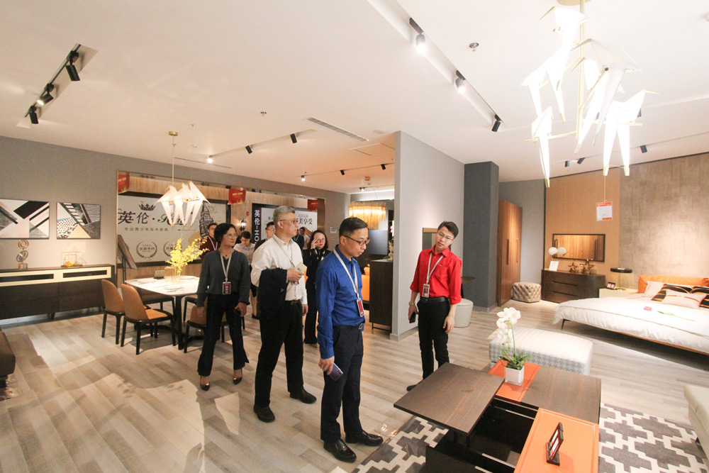 代表团参观全案整装实景样板间