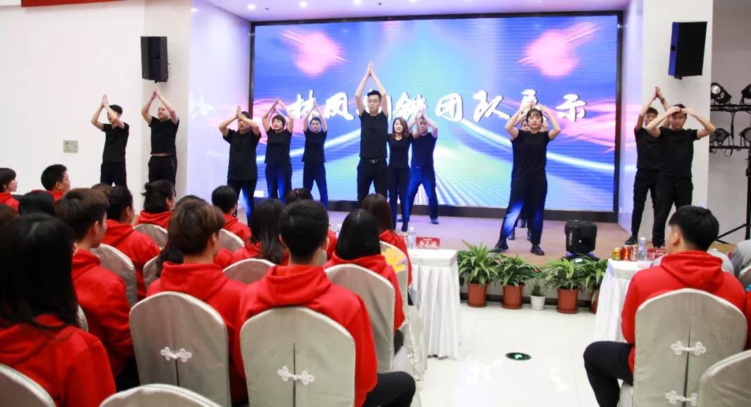 勇者心逐梦路林凤装饰11月总结会钢铁团表演