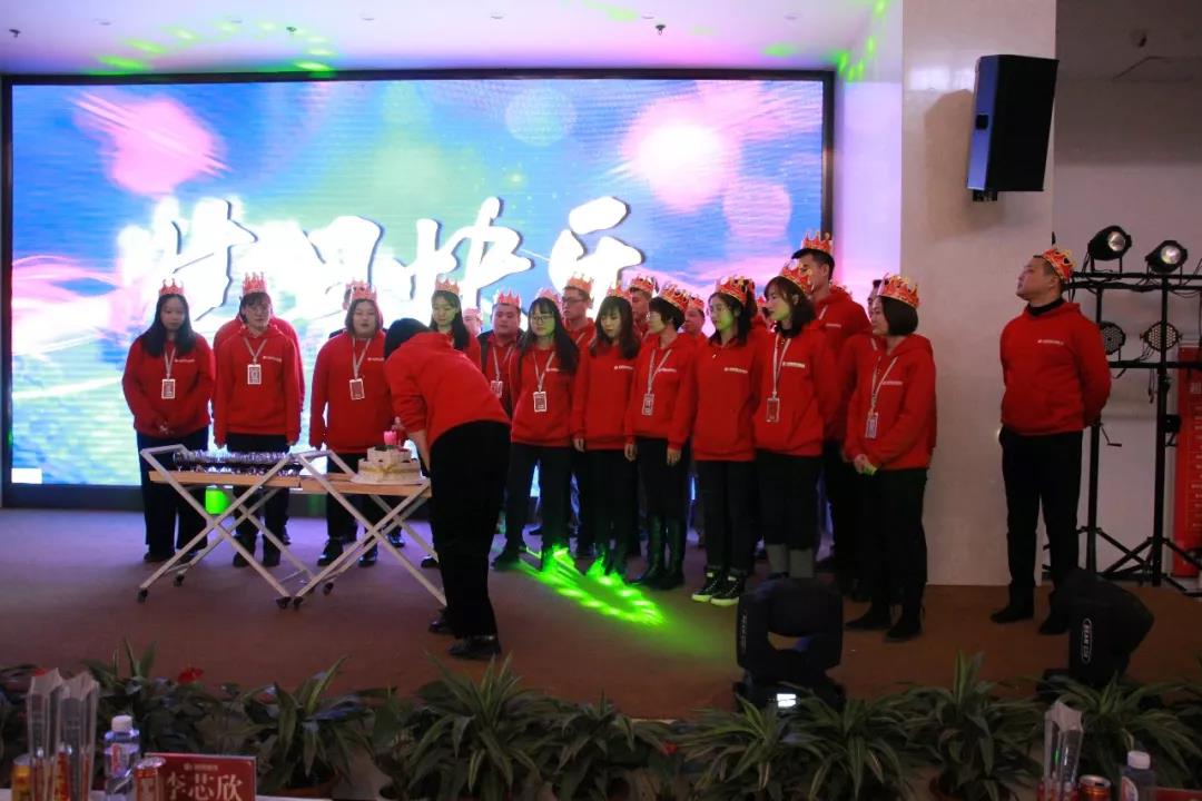 林凤装饰11月总结会生日会环节